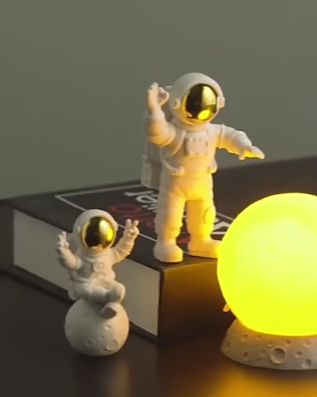 Mesmerising Astronaut Crew and Moon Lamp Set | Spooky Halloween Decor | Space Lamp Kids Night Light